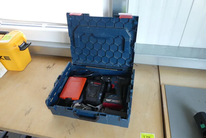 Bosch Professional Akkuschrauber mit Akku und Ladestation und Zubehör, im Koffer Modell: GSR 18-2Li Plus